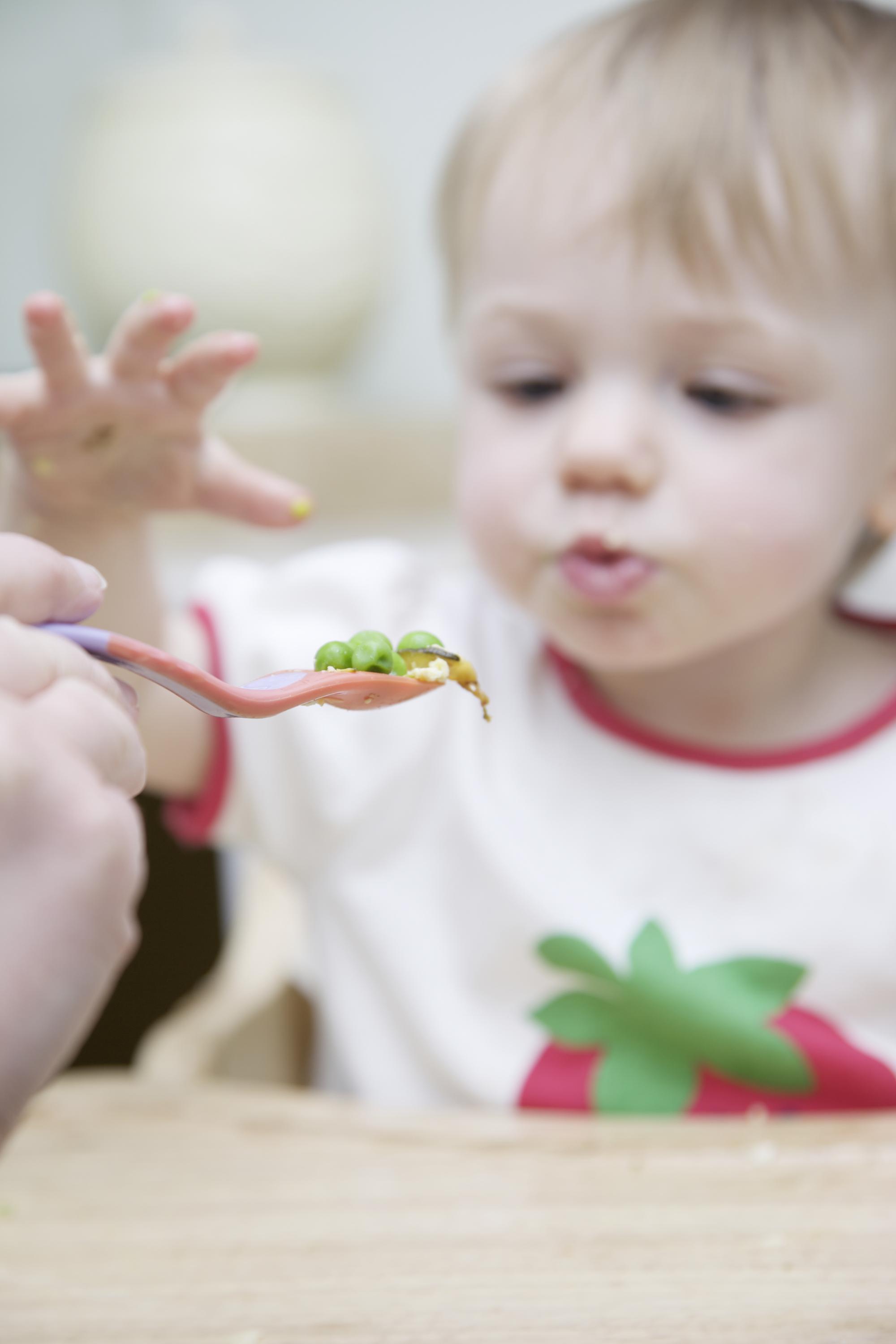 Bébé mangeant des légumes verts